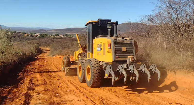 Com cinco maquinas, prefeitura de Aracatu trabalha no melhoramento das estradas rurais