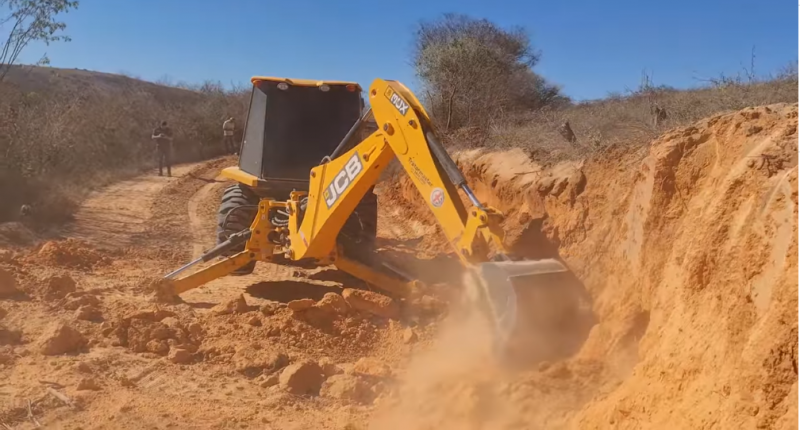 Com cinco maquinas, prefeitura de Aracatu trabalha no melhoramento das estradas rurais