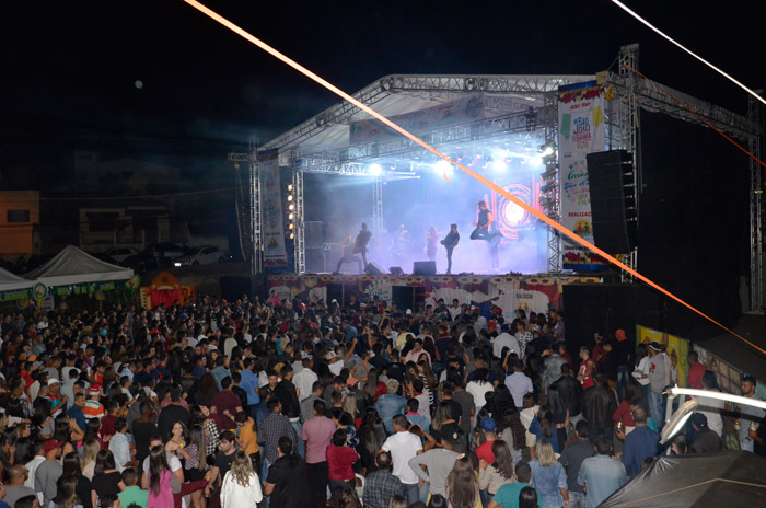 Presidente Jânio Quadros: Público lota praça para curtir o terceiro dia do Arraiá Show de Bola