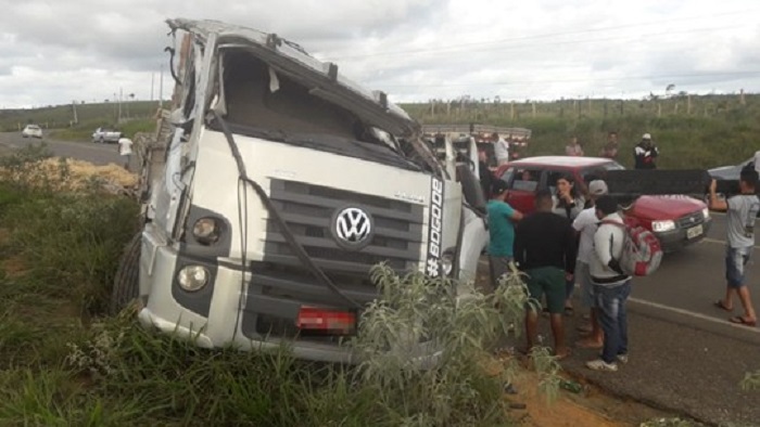 Jovem morre e homem fica ferido após caminhão sair de pista e tombar em rodovia na BR-420