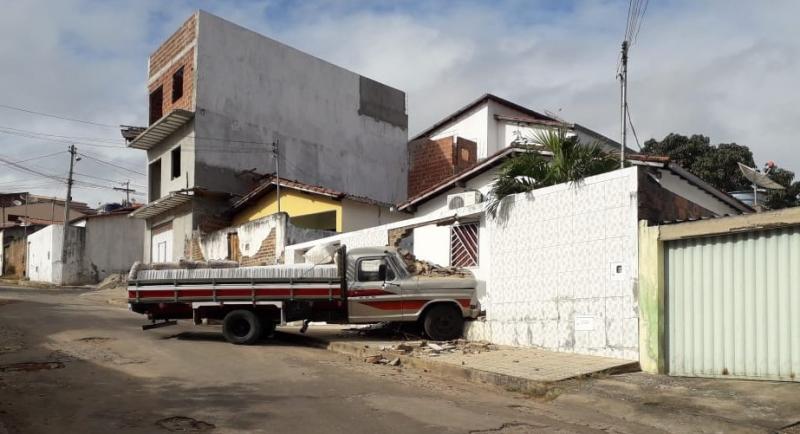 Brumado: Carro colide contra casa no bairro Olhos D’água