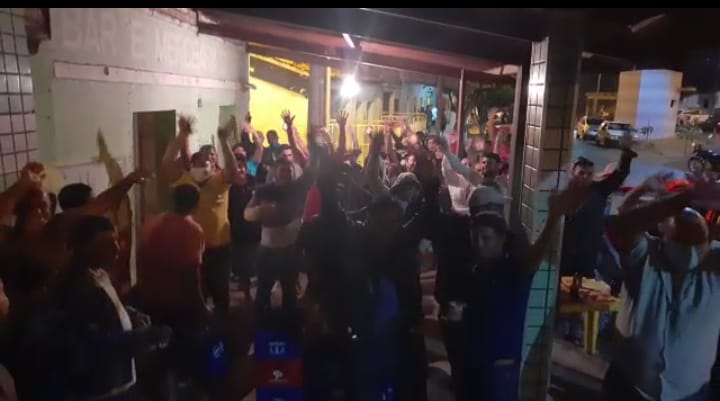 Em plena pandemia, apoiadores de pré-candidata a prefeita em Aracatu fazem aglomerações e debocham de decreto municipal