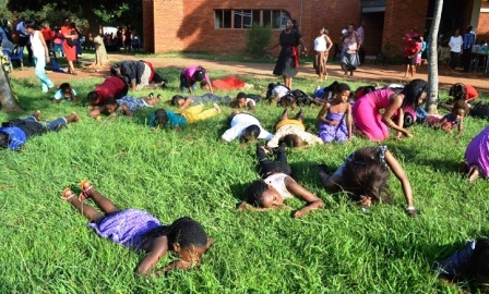 Pastor sul-africano faz congregação comer grama para “estar mais perto de Deus”