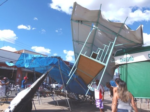 Vento forte destrói barracas de camelôs na Avenida Dr. Antônio Mourão Guimarães