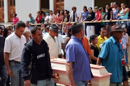 Guajeru: Sepultado corpo de Paula Farias, jovem que morreu em acidente na BA-262