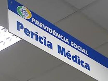 Médicos peritos que trabalham no Instituto Nacional de Previdência Social (INSS) paralisaram as atividades nesta terça-feira (13).