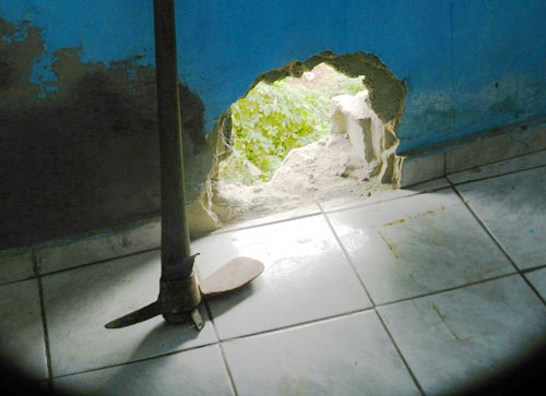 Bandidos abrem buraco em parede de auto escola e efetuam o roubo