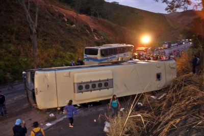 BR-116: Acidente entre ônibus da Novo Horizonte deixa um morto em Minas Gerais