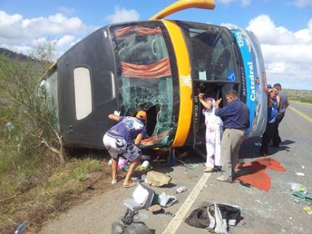Ônibus que ia de Minas Gerais para Alagoas capota em Santa Quitéria