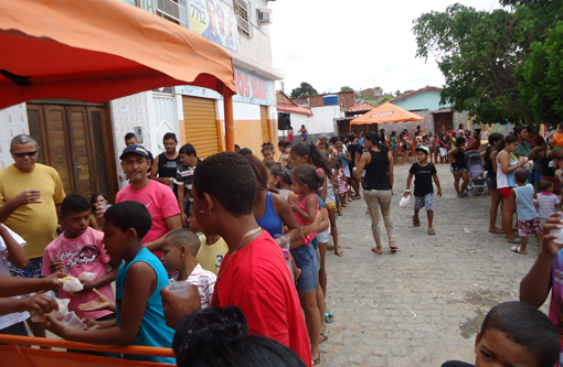 Projeto 'Faça uma criança feliz