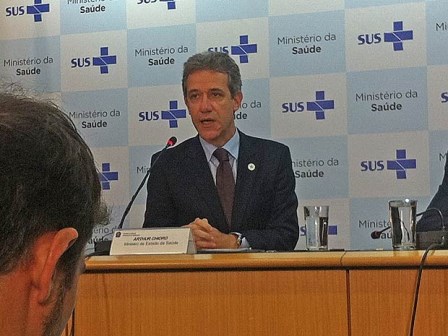 Novo exame de suspeito de ter ebola dá negativo, diz ministro da Saúde