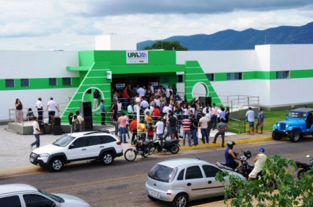 Macaúbas: Moradores protestam 200 dias de inaugurada e UPA contínua fecheda