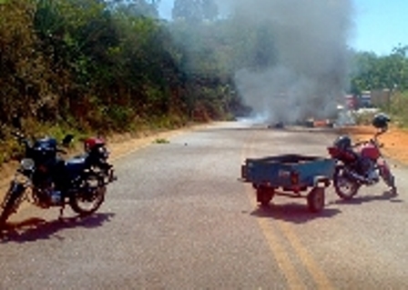 Em protesto contra o Legislativo mototaxistas interditam BR-030