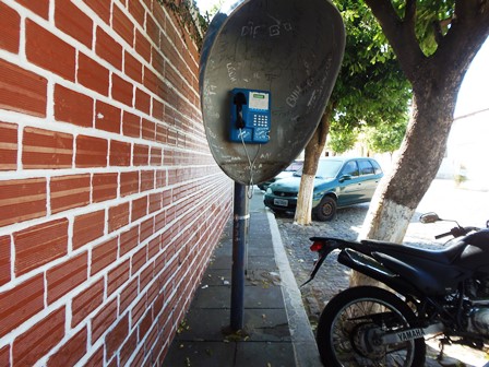 Orelhão no meio da calçada