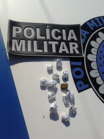 MACAÚBAS: POLÍCIA MILITAR REALIZA PRISÃO DE TRAFICANTE E APREENSÕES DE DROGAS 