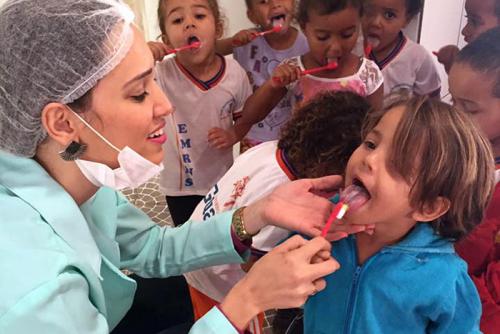 Programa Saúde na Escola entrega de kits do projeto “Sorriso Brilhante da Colgate”