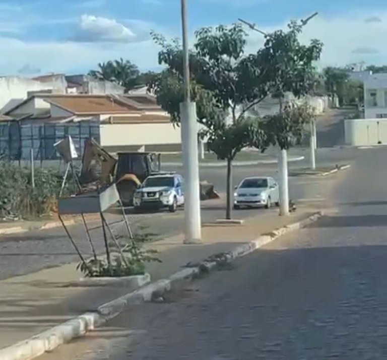 Moradores do Bairro Monsenhor Fagundes relatam revolta contra advogado da Fadesb que paralisa as obras de urbanização pela terceira vez no bairro
