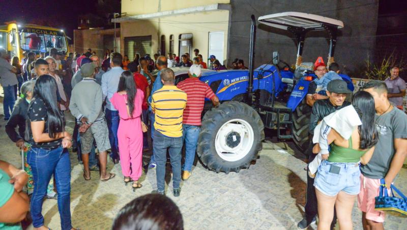 Prefeitura de Guajeru entrega à população, ônibus escolar, trator e veículo