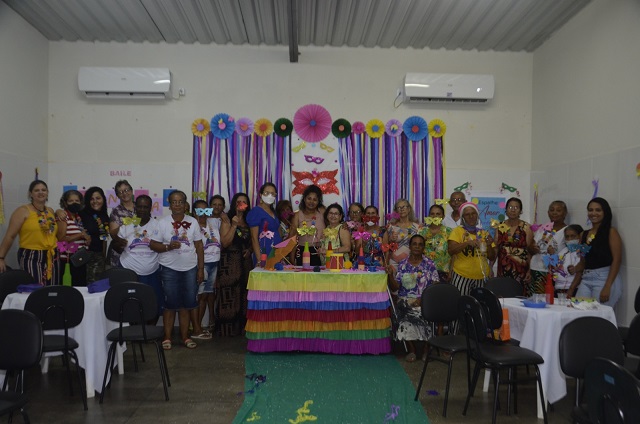 Sesoc promove bailinho de carnaval para idosos no Cras Esther Trindade