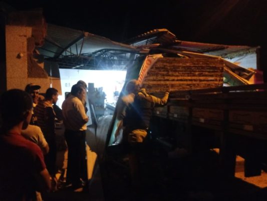 Barra da Estiva: Caminhão desgovernado invade comércio e causa grandes estragos