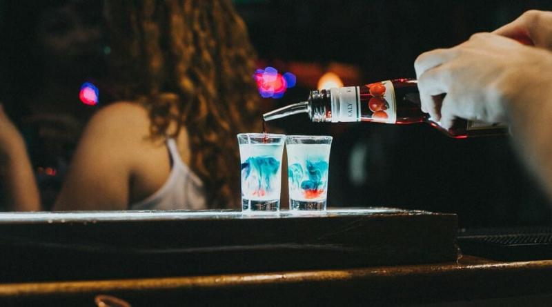 Deputados aprovam protocolo para coibir violência contra mulher em bar