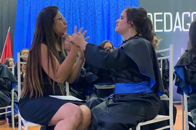 Primeira surdocega a se formar na Uneb quer ser professora; conheça