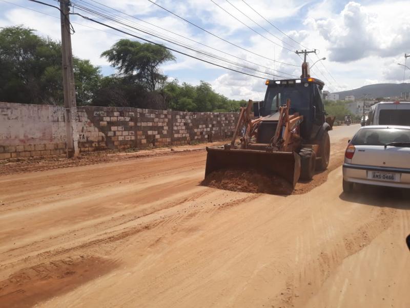 Brumado: Equipe de Limpeza realiza retirada de areia da chuva na Avenida Coronel Santos