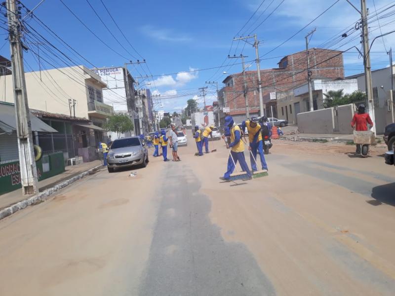 Brumado: Equipe de Limpeza realiza retirada de areia da chuva na Avenida Coronel Santos