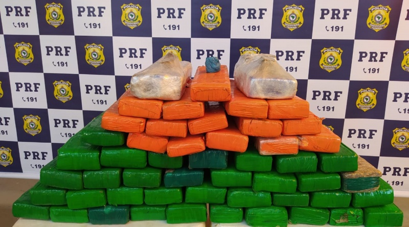 PRF na Bahia apreende quase 45 Kg de maconha dentro de ônibus de turismo na BR 242 em Barreiras
