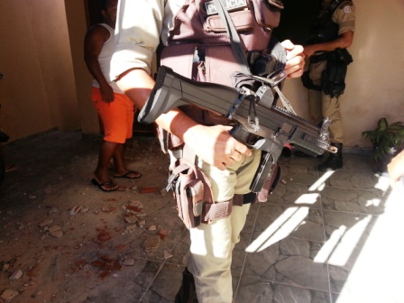 Após assalto Bandidos trocam tiro com a policia no Bairro Olhos D´água