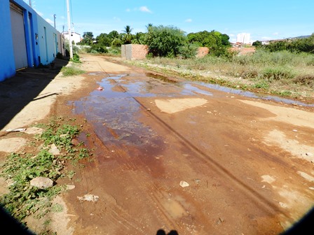 Água jorra sem parar há dois dias no Bairro Feliciano Pereira Santos