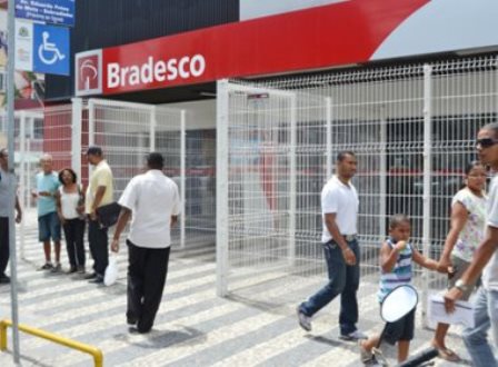 Feira de Santana: Assaltantes rendem gerente e roubam banco