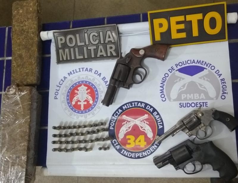 Homem é preso com três armas e drogas em sua residência em Brumado