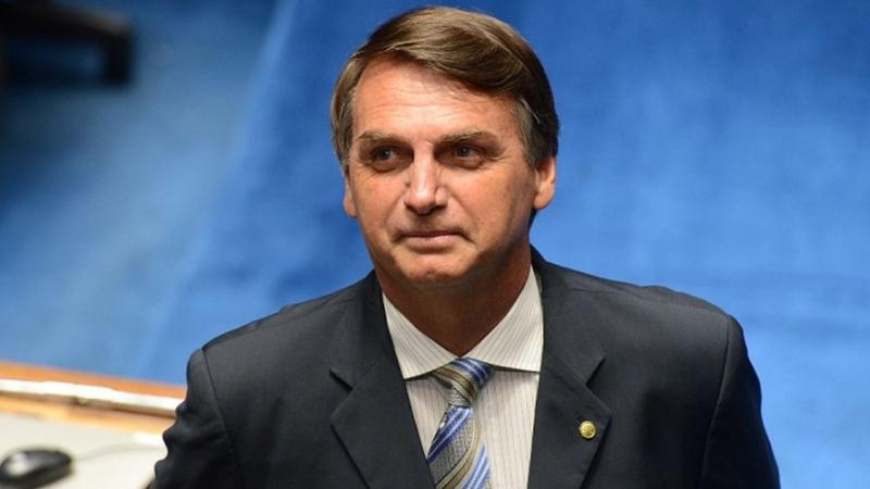 Bolsonaro anuncia possível decreto para facilitar posse de arma a quem não tem antecedente criminal