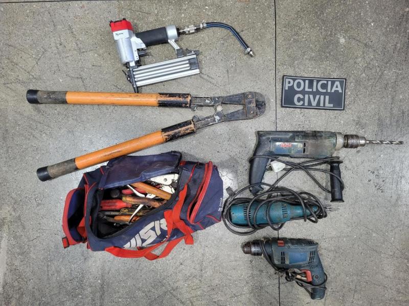 Durante mandado de busca, polícia recupera objetos furtados e prende uma pessoa em Brumado