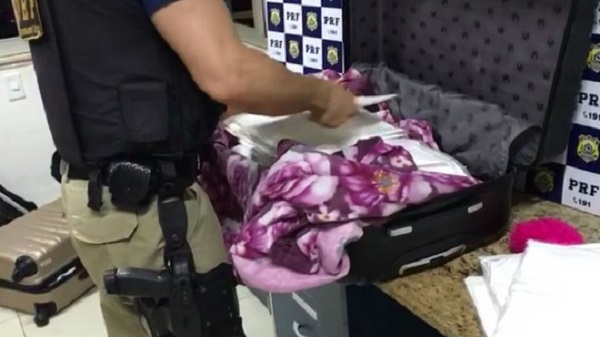 Colombiano é preso com 20 kg de cocaína escondida em mala em Vitória da Conquista