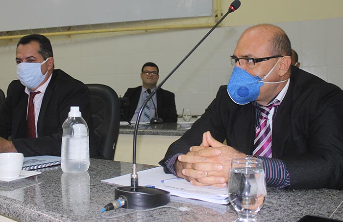 Mau exemplo: mesmo após decreto municipal e orientação da câmara, Rei de Domingão participa de sessão sem usar máscara