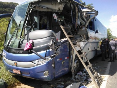 BR-116: Acidente com ônibus que seguia para Vitória da Conquista (BA), deixa quatro mortos