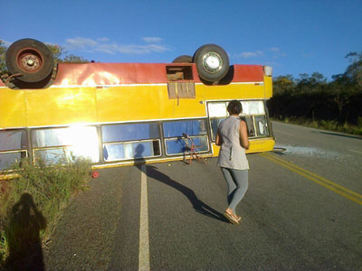 Ônibus que transportava camelô tomba na BA 142
