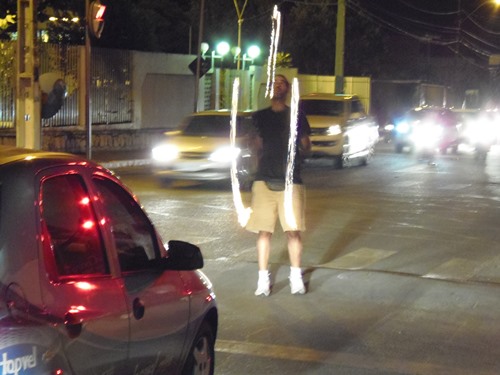 Entretenimento nos semáforos artista maranhense faz malabarismo com fogo