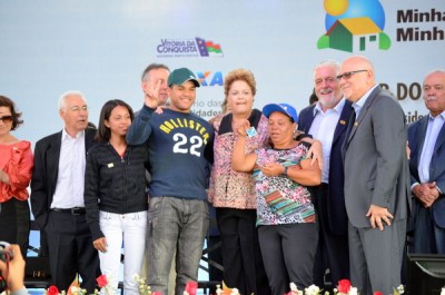 Dilma entrega 1.740 imóveis residenciais em Conquista e anuncia nova fase do programa