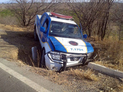 Ibotirama: 2 policiais ficam feridos em acidente com viatura da PRE na BR-242