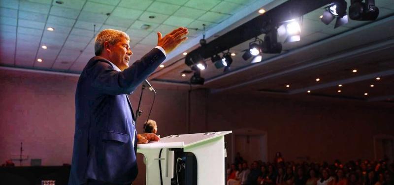 Aprovação de Jerônimo cai nove pontos, mas se mantém acima dos 50%, diz pesquisa