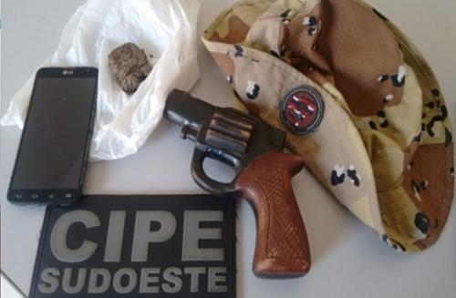 Palmas de Monte Alto: homem é preso com drogas e simulacro de arma de fogo