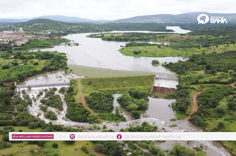 Barragem antiga de Brumado no Rio do Antônio verteu água pelos dois sangradouros