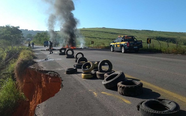 Moradores protestam contra cratera e bloqueiam pista da BR-110