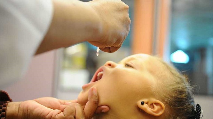Crianças com menos 1 ano devem receber vacina contra o sarampo para viajar