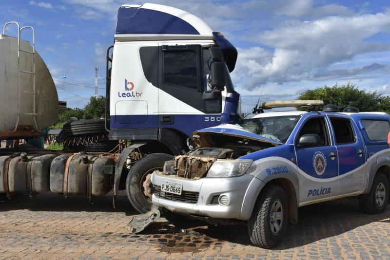 Carreta invade contramão, bate em viatura da PM e arrasta veículo na BR-242