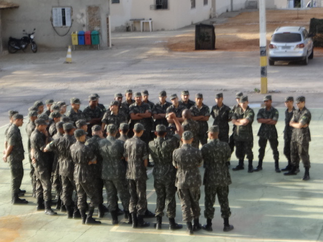 Tiro de guerra 06-024 realiza instrução de manuseio de armas com atiradores em Brumado