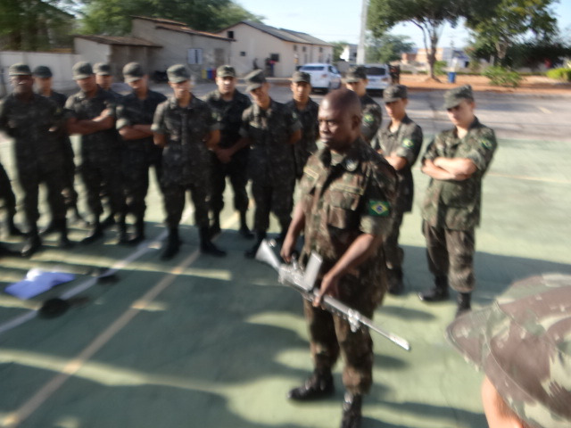 Tiro de guerra 06-024 realiza instrução de manuseio de armas com atiradores em Brumado